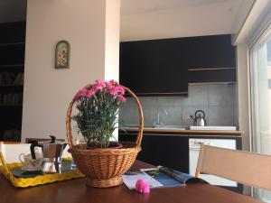 un cesto di fiori su un tavolo in cucina di Mare Luna Casa a Taormina Altre 34 foto