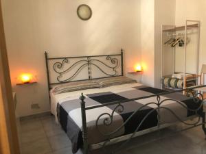 una camera da letto con un letto con un orologio a parete di Mare Luna Casa a Taormina