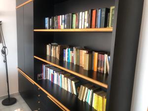 una mensola nera piena di libri di Mare Luna Casa a Taormina