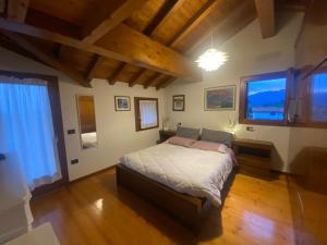 1 dormitorio con cama y ventana grande en Bellavista, en Santorso