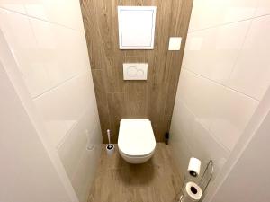 Elle comprend une petite salle de bains pourvue de toilettes et d'une fenêtre. dans l'établissement Mand apartmán, à Žilina
