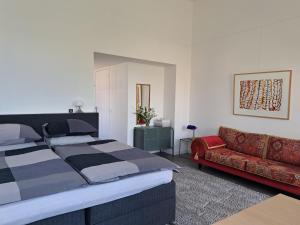 1 dormitorio con 1 cama grande y 1 sofá en luxe ruime studio op unieke, rustige locatie, en Dokkum
