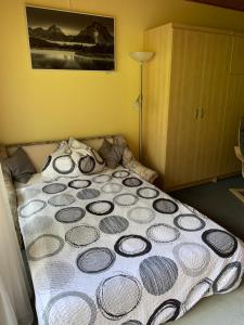 Rúm í herbergi á Ferienwohnung Chrisi im Kulmhof