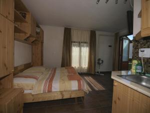 een slaapkamer met een bed en een wastafel bij Sárréti Apartmanház in Balatonfüred