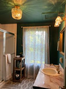 baño con lavabo y ducha con ventana en Pioneer Heritage Apt 2 Downtown Rridgefield, en Ridgefield