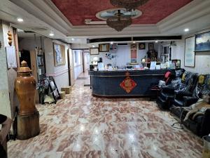 un vestíbulo con un bar en medio de una habitación en Dajenshan Hotel, en Kenting