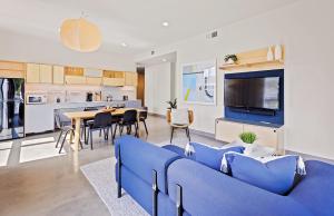 a living room with a blue couch and a table at Harthall Hotel in Nashville