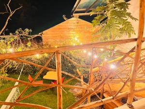 a night view of a wooden structure with lights at Cabaña en la Calera el Pinar in La Calera