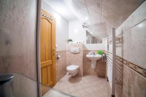 łazienka z toaletą i umywalką w obiekcie Pension Moravěnka w Szpindlerowym Młynie