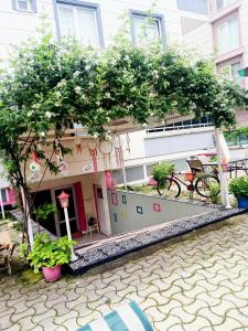 een huis met een fiets geparkeerd aan de zijkant bij Elit Yurt&Aile Pansyonu in Samsun