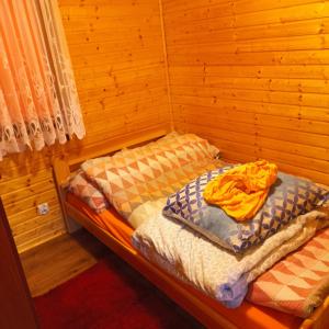 ルシノボにあるOśrodek Wypoczynkowy "Słoneczko"の木製の部屋にベッド2台が備わるベッドルーム1室