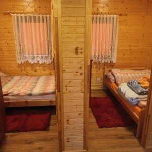 a couple of bunk beds in a cabin at Ośrodek Wypoczynkowy "Słoneczko" in Rusinowo