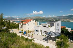 uma casa com vista para a água em Luxury Villa Sun Stone heated pool & whirlpool em Trogir