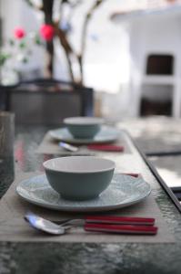dos cuencos en una mesa con platos y servilletas en Mitzela Mare House, en Amaliapoli