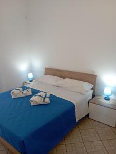 ein Schlafzimmer mit einem Bett mit zwei Handtüchern darauf in der Unterkunft Casa Ines in Maranola