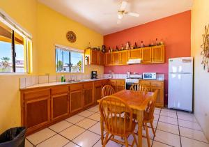 Η κουζίνα ή μικρή κουζίνα στο Casa Sunrise - El Dorado Ranch Vacation Rental Home