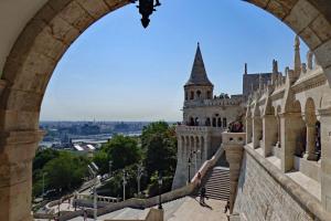 - Vistas al castillo a través de un arco en Big Time - Apartment in the heart of Budapest, en Budapest