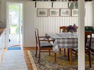 - une salle à manger avec une table et des chaises dans l'établissement Holiday home Torhamn II, à Torhamn