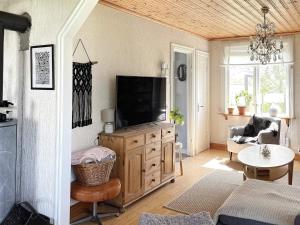 ÖdeshögにあるHoliday home öDESHöG IIIのリビングルーム(木製ドレッサー、薄型テレビ付)