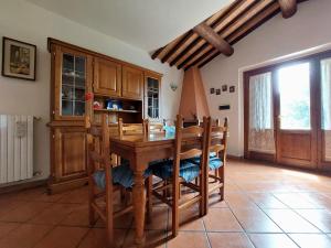 jadalnia z drewnianym stołem i krzesłami w obiekcie Casa Vacanze - La Ginestra w mieście Ginestra +7 zdjęć