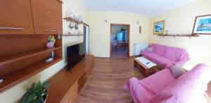 Televízia a/alebo spoločenská miestnosť v ubytovaní Gvačić House