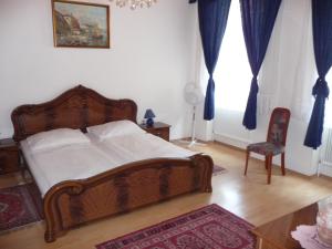 Tempat tidur dalam kamar di Appartement Hotel Marien-Hof