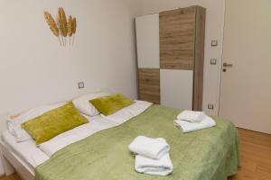 Postel nebo postele na pokoji v ubytování Dream Getaway Apartment with Jacuzzi and Pool