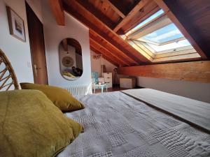 Un pat sau paturi într-o cameră la Bonito dúplex con vistas al mar