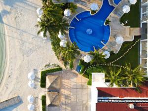 una vista aérea de una piscina en un complejo en Cancun Bay All Inclusive Hotel, en Cancún