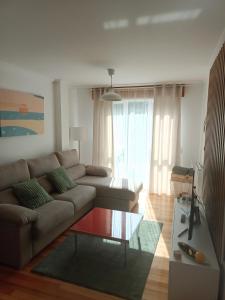 sala de estar con sofá y mesa de centro en Apartamento Mar de Arousa, en Ribeira