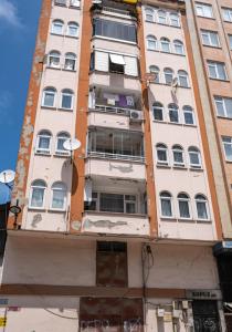 um edifício alto com janelas numa rua da cidade em Kabil House em Rize