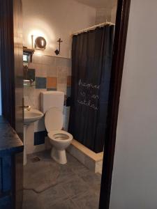 A bathroom at Vikendica Dražin Do