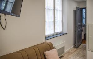 sala de estar con sofá y ventana en 1 Bedroom Stunning Apartment In Bayonne, en Bayona