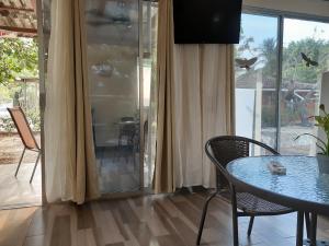 a dining room with a table and chairs and a window at Casa espejo in Potrero