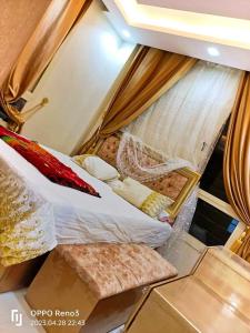 - une chambre avec 2 lits et quelques coffres dans l'établissement شقة رائعة قريبة من الاهرامات بالجيزة داخل كومبوند خاص, à ‘Ezbet `Abd el-Ḥamîd 47 autres photos