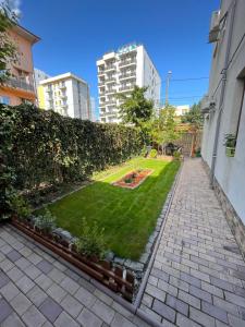 ein kleiner Garten in der Mitte eines Gebäudes in der Unterkunft Vila AlMare in Eforie Nord + 48 Fotos