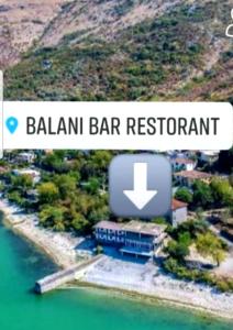 ein Zeichen, das das Balanu Bar Restaurant neben einer Wasserfläche liest in der Unterkunft B&B BALANI Rooms in Shkodra