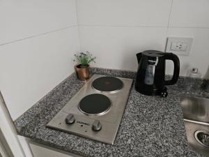 a stove top on a counter in a kitchen at Alquiler a pasos de la Fundación Medica en Cipolletti in Cipolletti