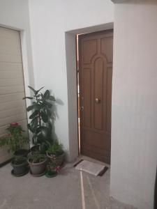 una puerta que conduce a una habitación con macetas en MY HOME, en Cascina