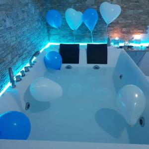 La salle de bains est pourvue d'une baignoire avec des ballons bleus. dans l'établissement Dolce Notte, à Tarente