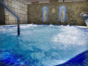 Bazén v ubytování Hotel Pozo del Duque nebo v jeho okolí