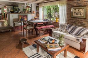 sala de estar con sofá y mesa en Acogedora Casa Campestre en Chia BBQ Parqueadero Privado incluido, en Chía