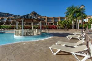 een zwembad met ligstoelen en een prieel bij Casa Tauro Relax Meer Golfplatz Pool in Playa del Cura