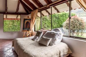 1 dormitorio con cama y ventana grande en Acogedora Casa Campestre en Chia BBQ Parqueadero Privado incluido, en Chía