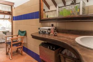 La salle de bains est pourvue d'un lavabo et d'un miroir. dans l'établissement Acogedora Casa Campestre en Chia BBQ Parqueadero Privado incluido, à Chía