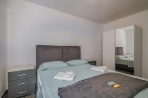 1 dormitorio con 1 cama con 2 toallas en Apartment Diva en Sveti Vid-Miholjice