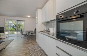 une cuisine avec un comptoir et une salle à manger dans l'établissement Apartment Diva, à Sveti Vid-Miholjice