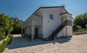 Casa blanca con escalera en la entrada en Apartment Diva en Sveti Vid-Miholjice