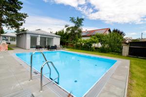 Bazén v ubytování Dream Getaway Apartment with Jacuzzi and Pool nebo v jeho okolí
