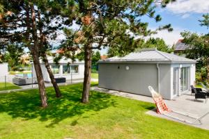 Zahrada ubytování Dream Getaway Apartment with Jacuzzi and Pool